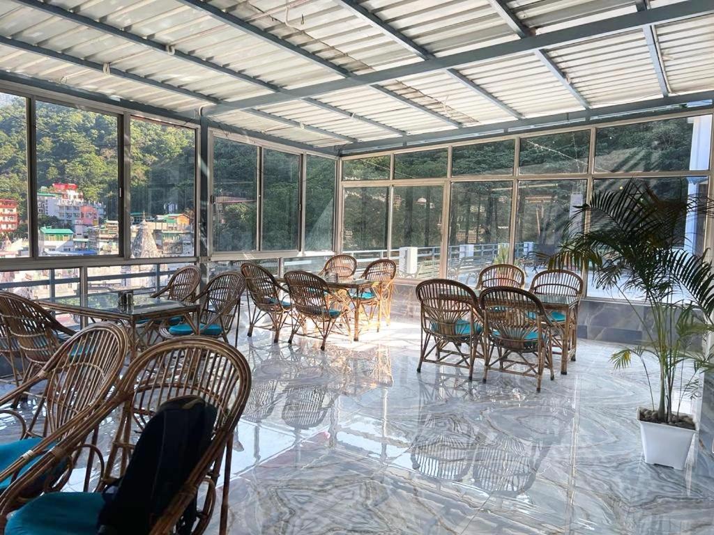 Hotel Manikut Rishīkesh Екстериор снимка