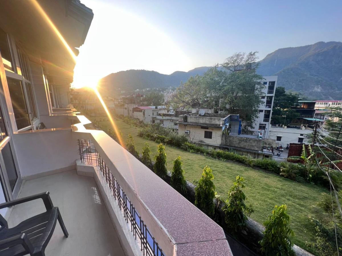 Hotel Manikut Rishīkesh Екстериор снимка