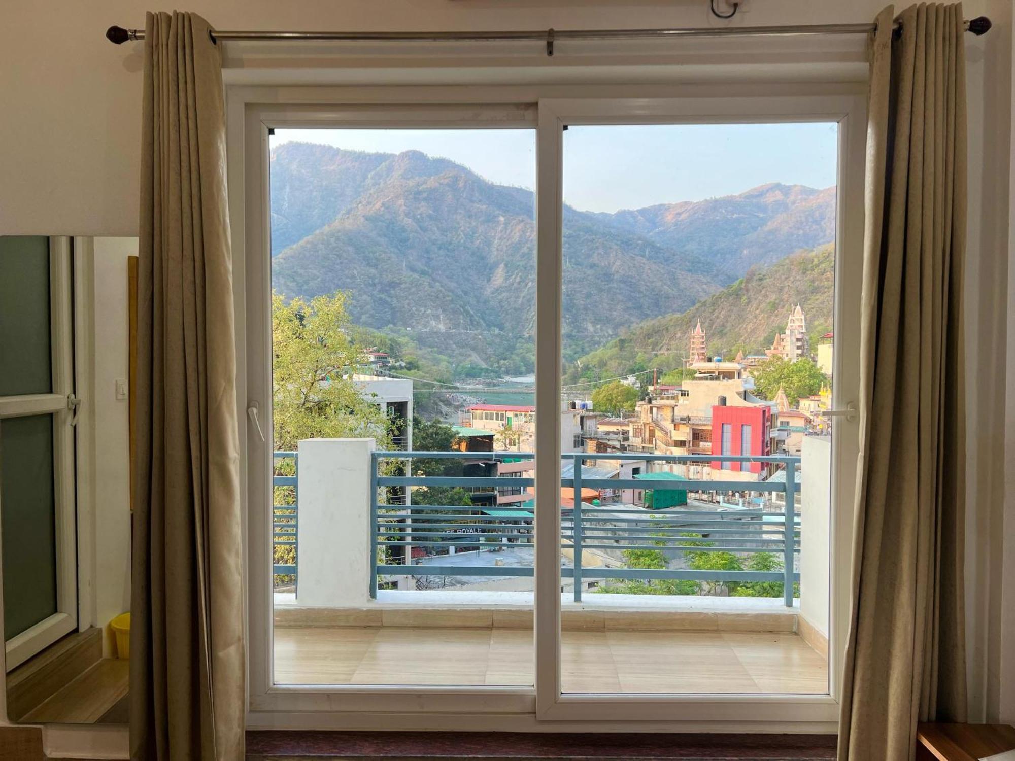 Hotel Manikut Rishīkesh Екстериор снимка